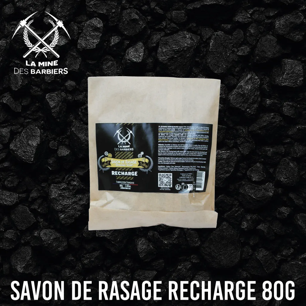 Recharge savon de rasage La Mine des Barbiers 80g en sachet kraft sur fond charbon